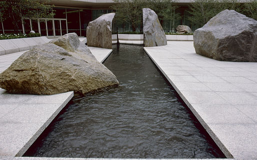 Elyn Zimmerman's 1984 sculptural landscape installation MARABAR at the National Geographic Society headquarters in Washington D.C. Image: Ezimmermanstudio/Wikimedia Commons
