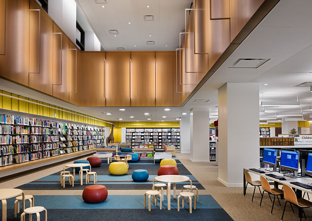 On the other side, a rectangular opening in the floorplate reveals the lower ground floor, which houses a Children’s Library and Teen Center. Image copyright by John Bartelstone