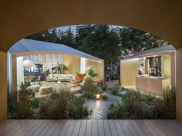 The anticorrosive wood forms a staggered path in the courtyard to guide the pedestrian