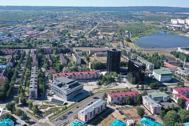 In order to unite different functions of business center of the company “Tatneft”, studio Arcanika created a public space, which became a new center of attraction for citizens of Almetyevsk.