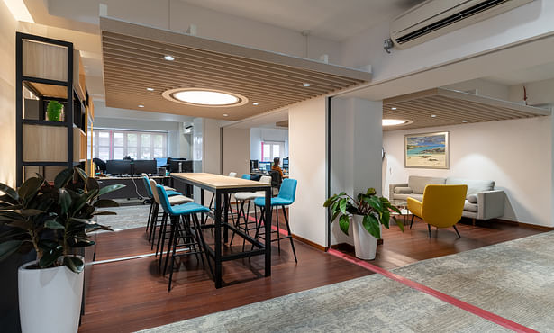 Arisaig Partners - Singapore - 2020 - High tables, collaboration area (2) by Space Matrix