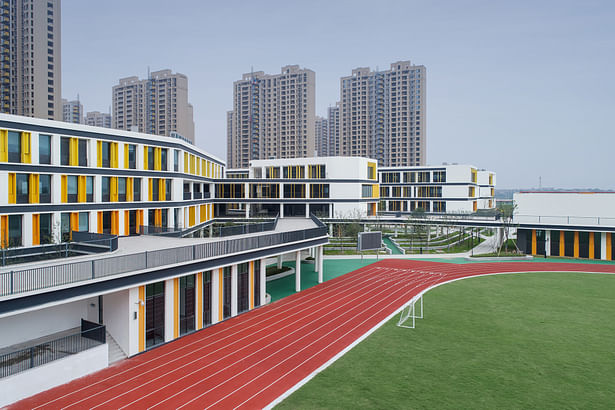 The elevated building massing vertically overlooks open spaces such as the athletic fields ©SU Shengliang