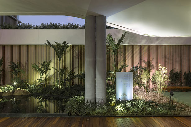 Benedito Abbud's landscaping stands out for the vertical gardens installed on the facades of the balconies, and also for the harmonization between tropical species, such as short-stature palm trees, and the native ones, such as Adam's rib, positioned on the ground floor.