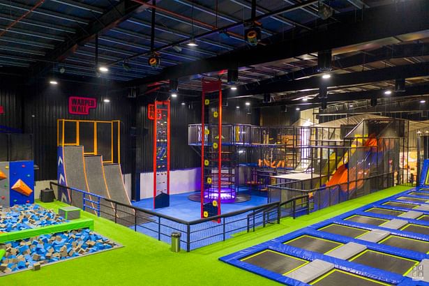 The indoor trampoline park makes sure it has something for everyone! From climbing installations, to slides & pits – the layout has been curated keeping in mind the parameter of pragmatic function with versatility. 