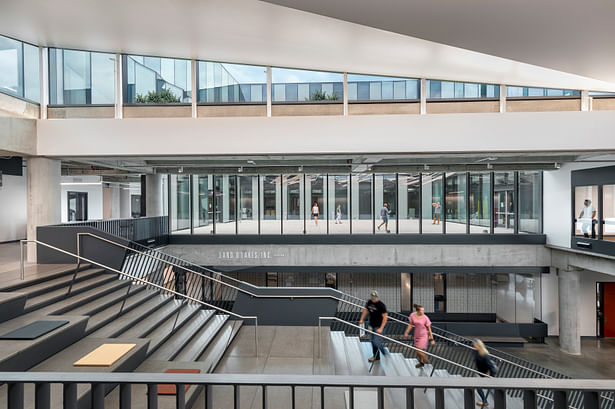 The ground level atrium is the largest of four program attractors throughout the building. With views towards makerspaces and flooded with light from the second level courtyard, flexible seating and informal meeting spaces are surrounded by innovation. | © Peter Aaron/OTTO