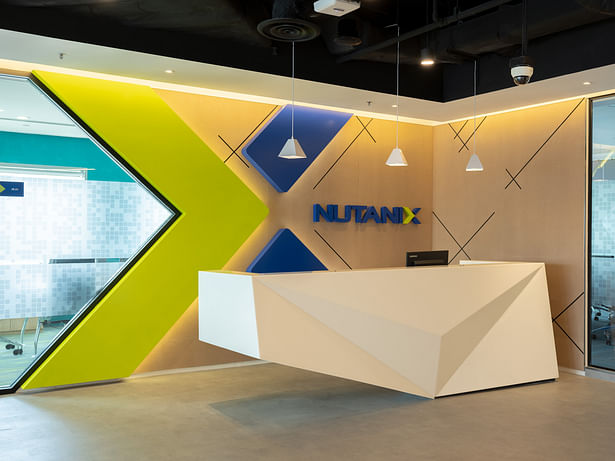 Nutanix workspace design by Space Matrix with iconic X for branded arrival experience