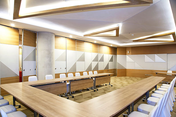 Golden Tulip Meeting Area by PHL Architects