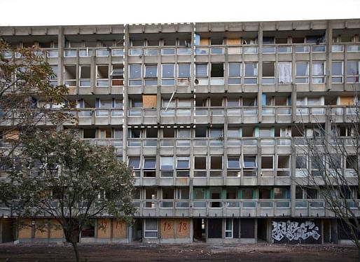 V&A's three-story section of Robin Hood Gardens social housing in London. Image: Biennale di Venezia/Twitter.