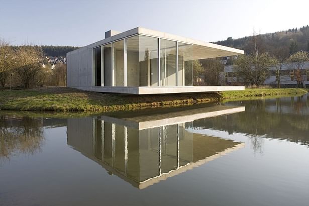 View from across the water, floor plate and ceiling cantilevering beyond the lakeshore image © felix krumbholz