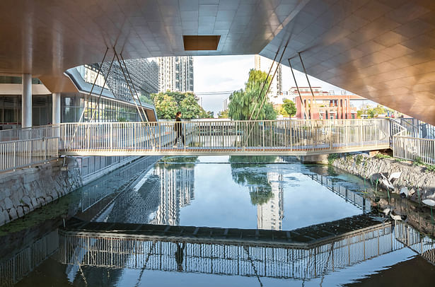 The drawbridge and its reflection. (photo by Yilong Zhao)