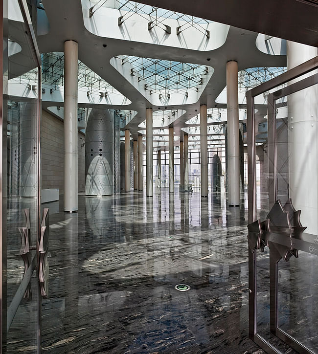The main entrance foyer with the light columns, the transparent roof and the butterfly door handles on the main entrance doors. (Photo: Kari Palsila)