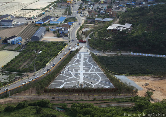 “Bonghwa Village Graveyard,” the burial ground of late President Roh Moo-hyun, by Seung Hyo-Sang.