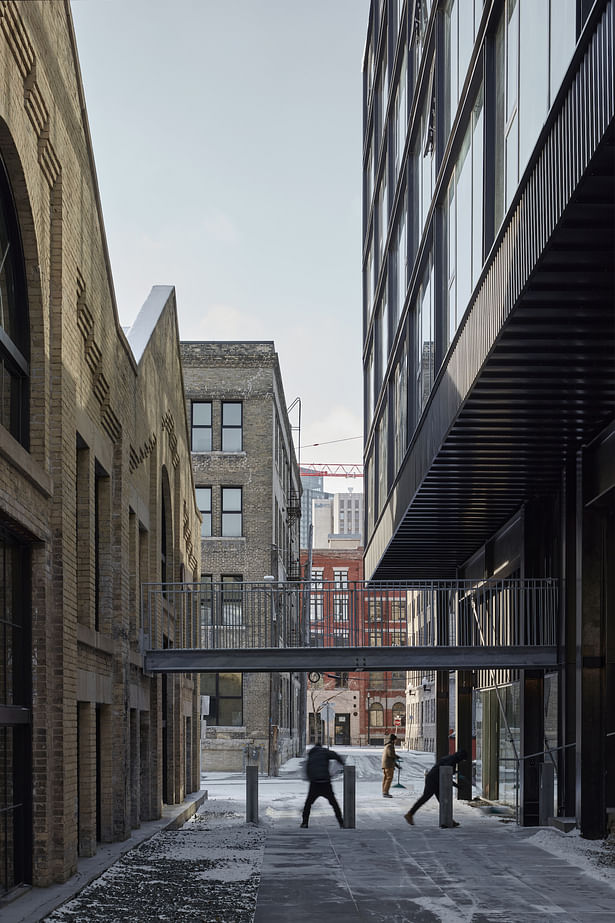 New pedestrian lanes between the old and new buildings extend the district’s industrial pathways through the project site.