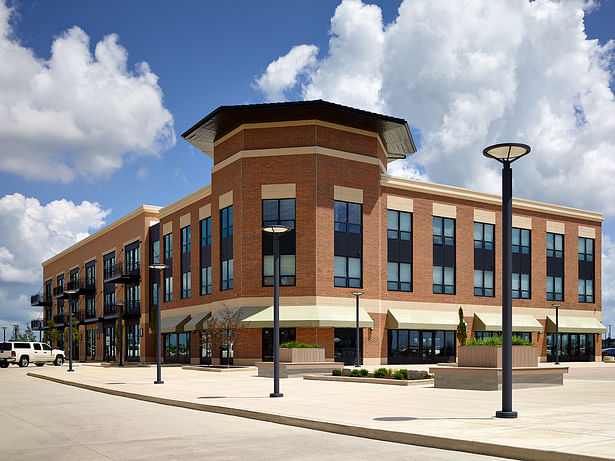 Residential units on top 2 levels with retail and office at base Photography: Scott D McDonald, Gray City Studios