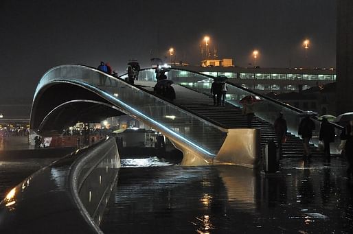 The bridge as it appeared at night in 2017. Image courtesy Wikimedia Commons user Iha76.