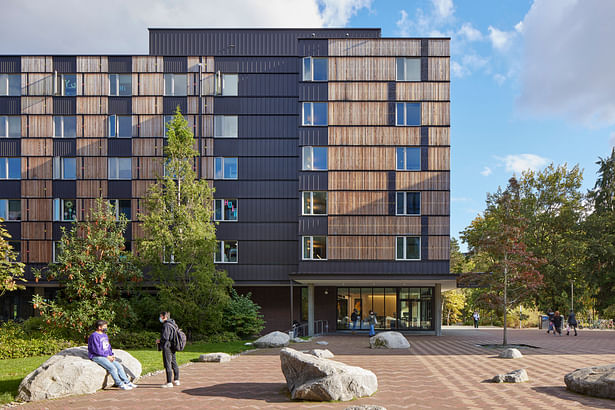 Residences create a vibrant living-learning community for upwards of 2,000 students, fostering engagement and connection through dining, instruction, meeting, and recreation spaces. | © Bruce Damonte