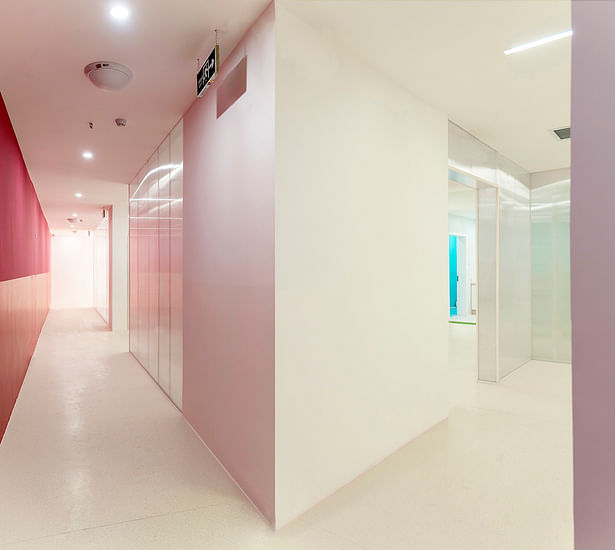 The color walls establish the stereoscopic sense of the deep white space. © Commune One, Zhang Hetian