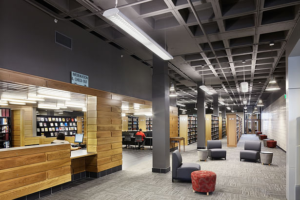 Inner stack court at main entrance and circulation desk. Reflective ground face masonry walls carry the reflected light from the corner reading rooms deep into the interior.