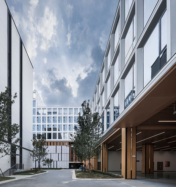 space between the production hall and the R&D office building ©YAO Li