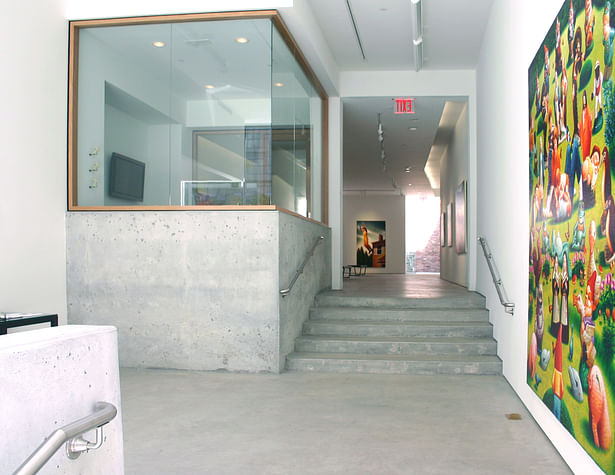 A new concrete slab was poured to create a 5,000 sq.ft. bi-level gallery space design for a maximum flexibility. 