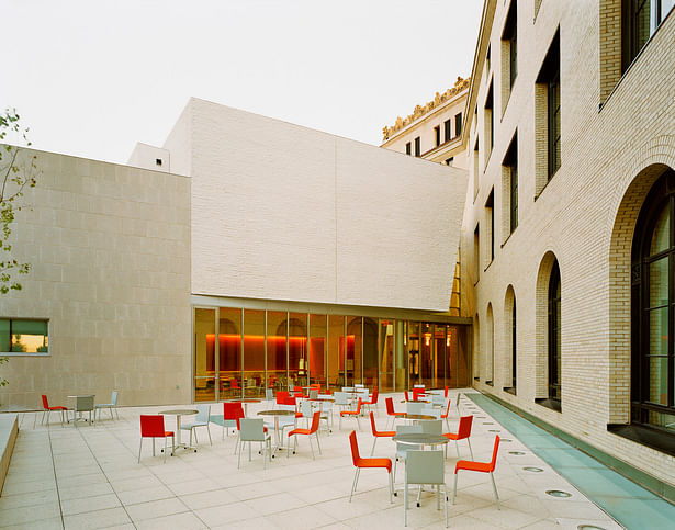 The position of the New Addition volumes creates an outdoor terrace adjacent to the Museum café.