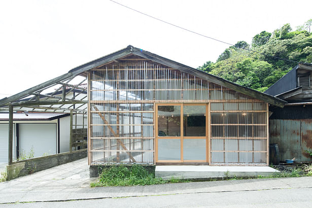 The former warehouse shape has been maintained, and the corrugated steel panels are now replaced by corrugated transparent polycarbonate