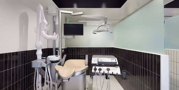 The advanced dental clinic occupies half of a newly constructed commercial building in Saginuma, Yokohama. 