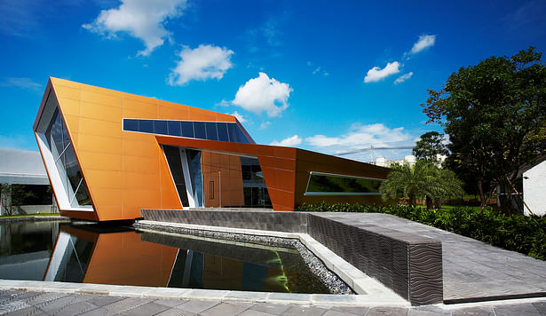 The building Looks like a golden silica sand crystal, which is forming Is an unfinished shape Expressing movement In the middle of the area That is important to the organization.