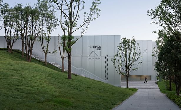 METAL WALLS REFLECTING THE GREEN ENVIRONMENT © Shengliang SU