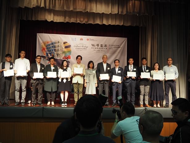LWK’s Managing Director, Mr. Ronald Liang (sixth right) and Director, Mr CM Lee (fifth right) was honoured at the award ceremony with the rest of the project team.