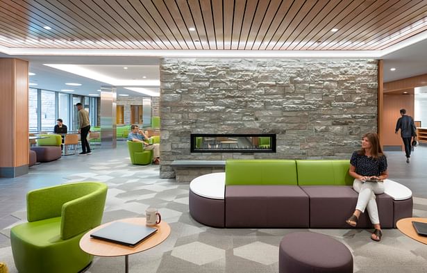 A fireplace lounge and a dining commons with casual and flexible seating opens to the reconfigured terrace and campus green. The new café and lounge offer new areas for the campus community to eat, study, and gather. Image credit: Chuck Choi.