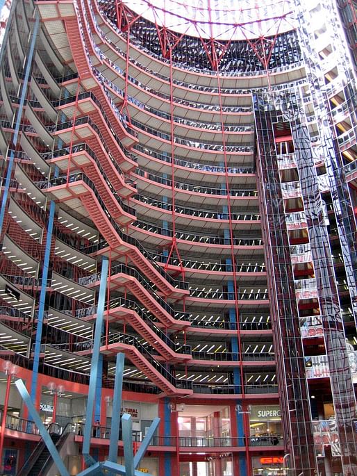 The James R. Thompson Center, Photo by Wikimedia user Fernando González del Cueto 