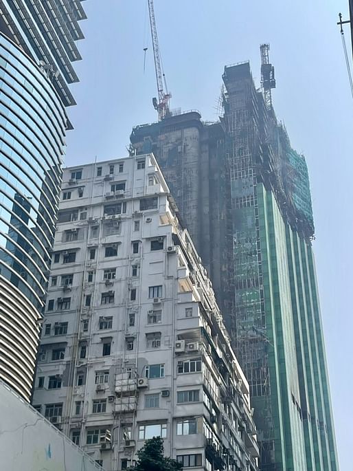 عواقب آتش سوزی عصر پنجشنبه برج در محله تسیم شا تسوئی هنگ کنگ.  تصویر از طریق جویس ژو @XuhanJoyceZhou از طریق توییتر.