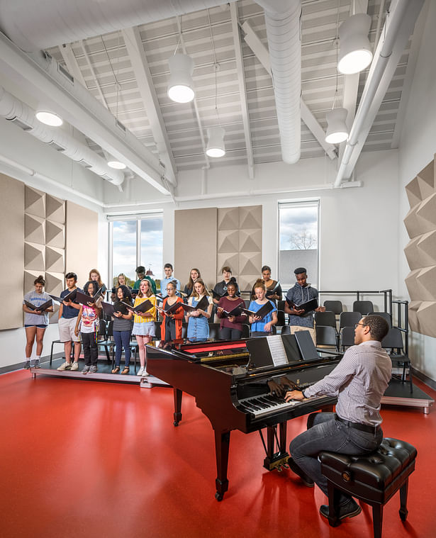 The choir room’s acoustic treatments enhance vocal sound. As the curriculum expands, so too must the spaces that support the program. Platforms and furnishings are moveable, allowing instructors to make quick changes in room layout. Photo credit: Jonathan Hillyer