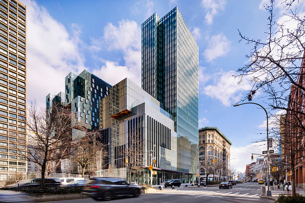 The Paulson Center's transparent facade takes advantage of the building's 360-degree relationship with the neighborhood and lets the building rely primarily on natural light for circulation spaces throughout the day. © Connie Zhou / JBSA