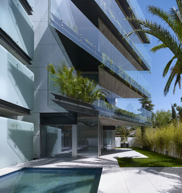 The glass parapets are anchored to enclose the terraces. Photo: A. Quiroga