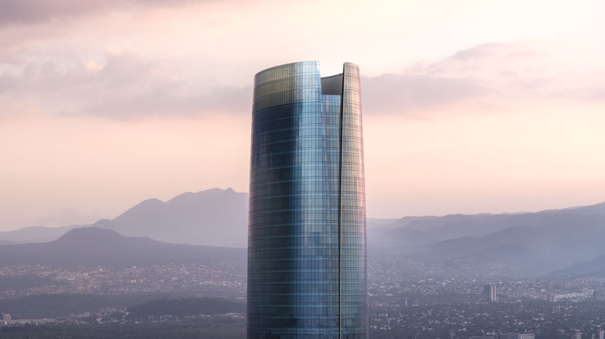 Pelli Clarke & Partners completes the tallest building in Mexico City