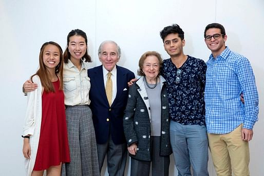 Sam and Marilyn Fox (center) meet with students in 2016. (Photo: Whitney Curtis/Washington University)
