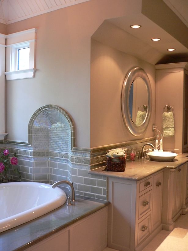 Master Bath Tub Bay