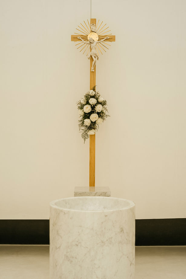 Furniture & cross in baptistery area. photo crt :Peerapat Wimolrungkarat © JUTI architects