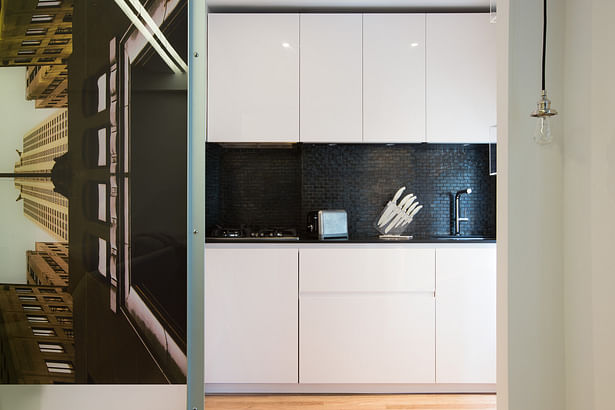 In this 650 square feet studio, Minimal USA has designed its tiny kitchen of 27 square feet and the closets of 16 square feet.