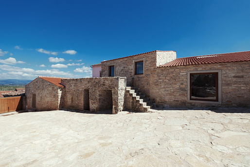 House in Serra de Janeanes, by João Branco © 2013 – do mal o menos