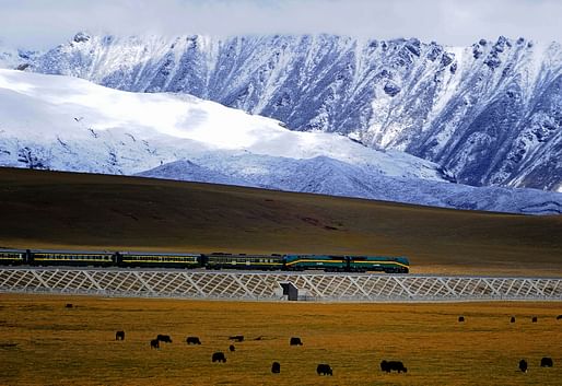 A train on the already existent Qingzang railway. Credit: Jan ReurinkCamera via WikiCommons