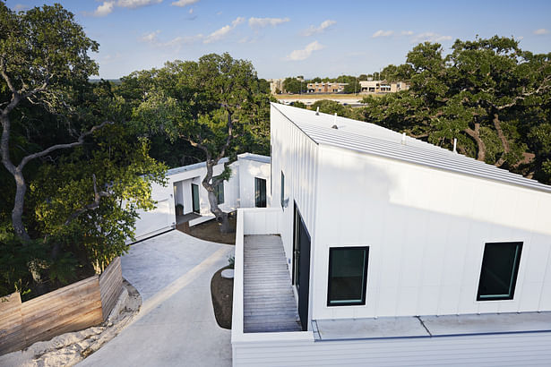 This project is built on a hilltop, filled with diverse views and giant, protected oak trees. Irregular lot lines, situated on the edge of a rounded bluff with wandering setbacks and a tight budget make for a complex design challenge. In spite of the difficulties, the opportunity to nestle homes amongst large trees of this sloping grove, minutes from downtown Austin, was too great to pass up. 