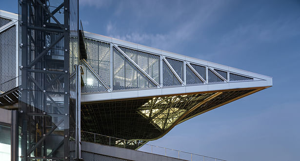 The machinery detail of the cantilever truss © 是然 schranimage