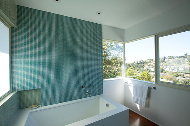 The bathroom windows include views of the Hollywood Hills and Silverlake; while soaking in the bathtub, the owners’ see only the Hollywood Sign, the Griffith Park Observatory and the mountains of Griffith park. 