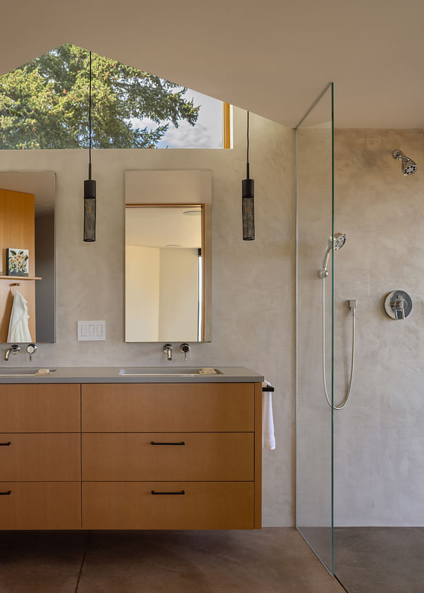 The ceiling niche and skylight fill the bathroom with the glow of natural light. PHOTOGRAPHER: Andrew Pogue