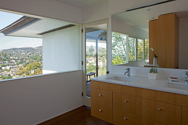A floating sink vanity helps reinforce Harwell Hamilton Harris’ original design aesthetic. 