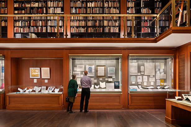 Glass and bronze rails open views to the mezzanine’s rare book collections. Custom-designed cases are internally illuminated, with continuous glass, and storage tucked in below. Photo credit: Michael Moran