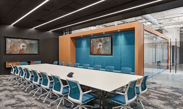 A particular highlight is a large conference room adjacent to the café-lounge. The large sliding glass wall opens to unite the spaces to allow for larger meetings or events.